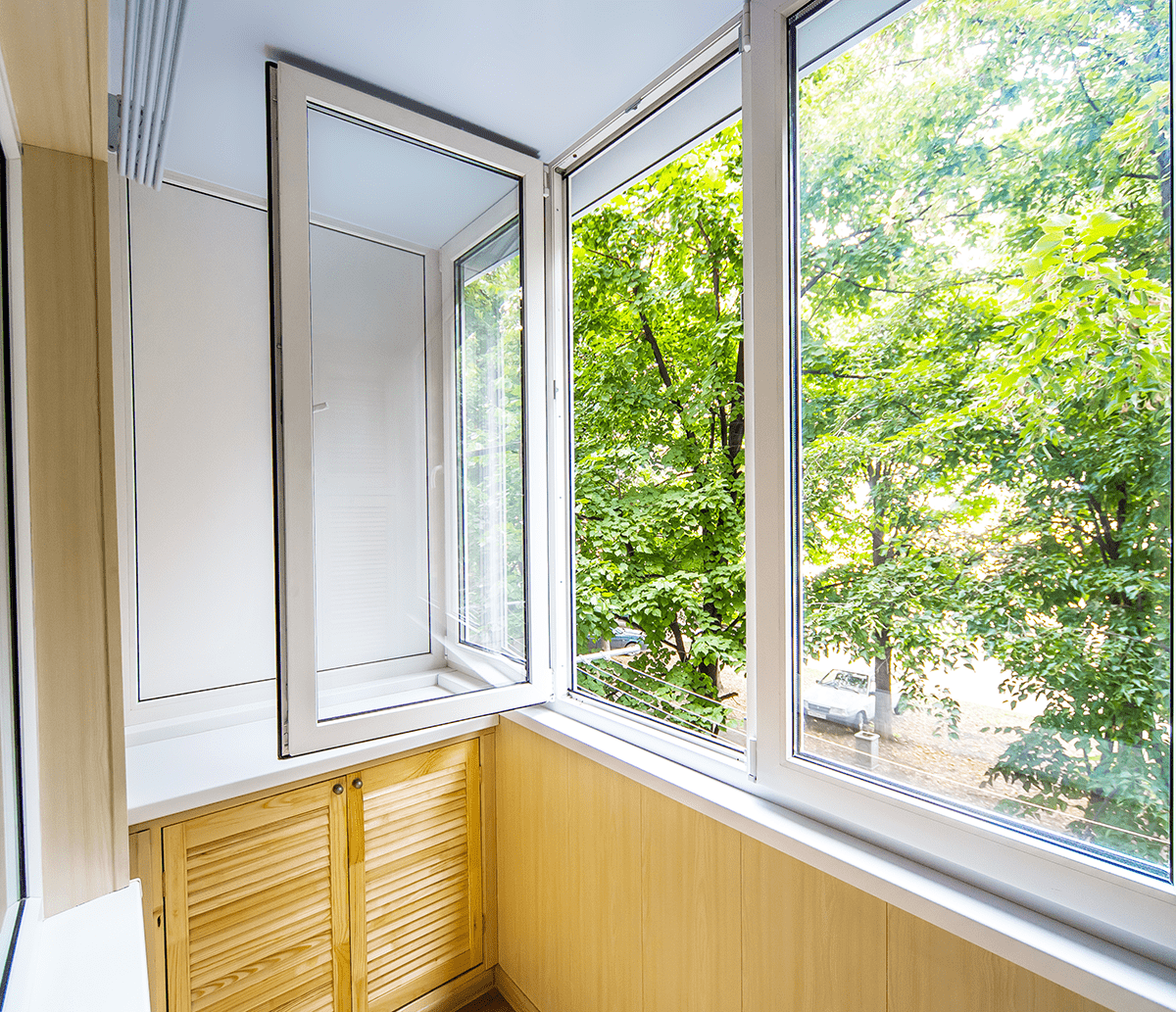 Fenster mit Aussicht auf grüne Bäume